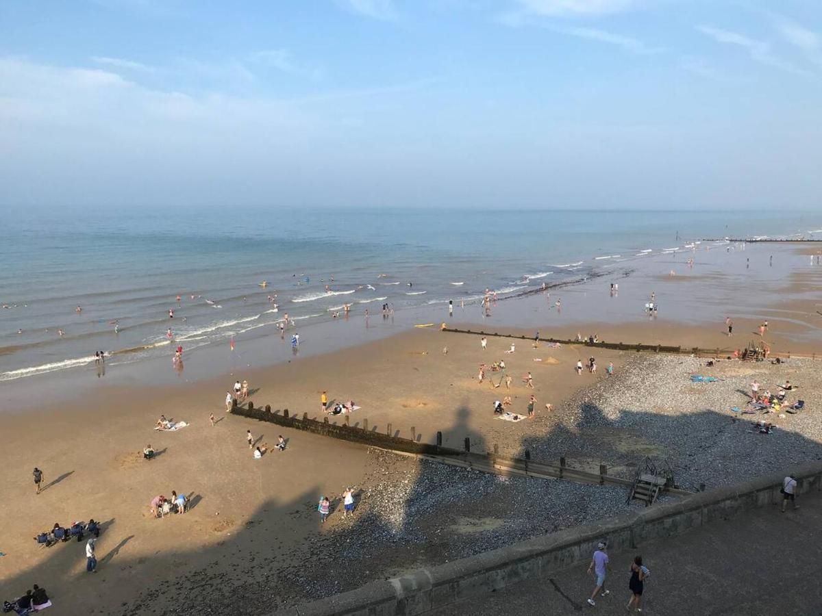 Cosy Beach House Steps From The Sea Cromer Exteriör bild